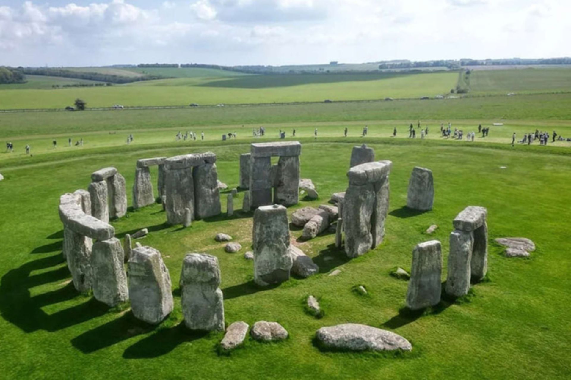 بنای استون هنج در میان دشتی سرسبز