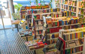 ویدیو | سه طبقه گردش در کتاب و کافه! ویدیو | سه طبقه گردش در کتاب و کافه!