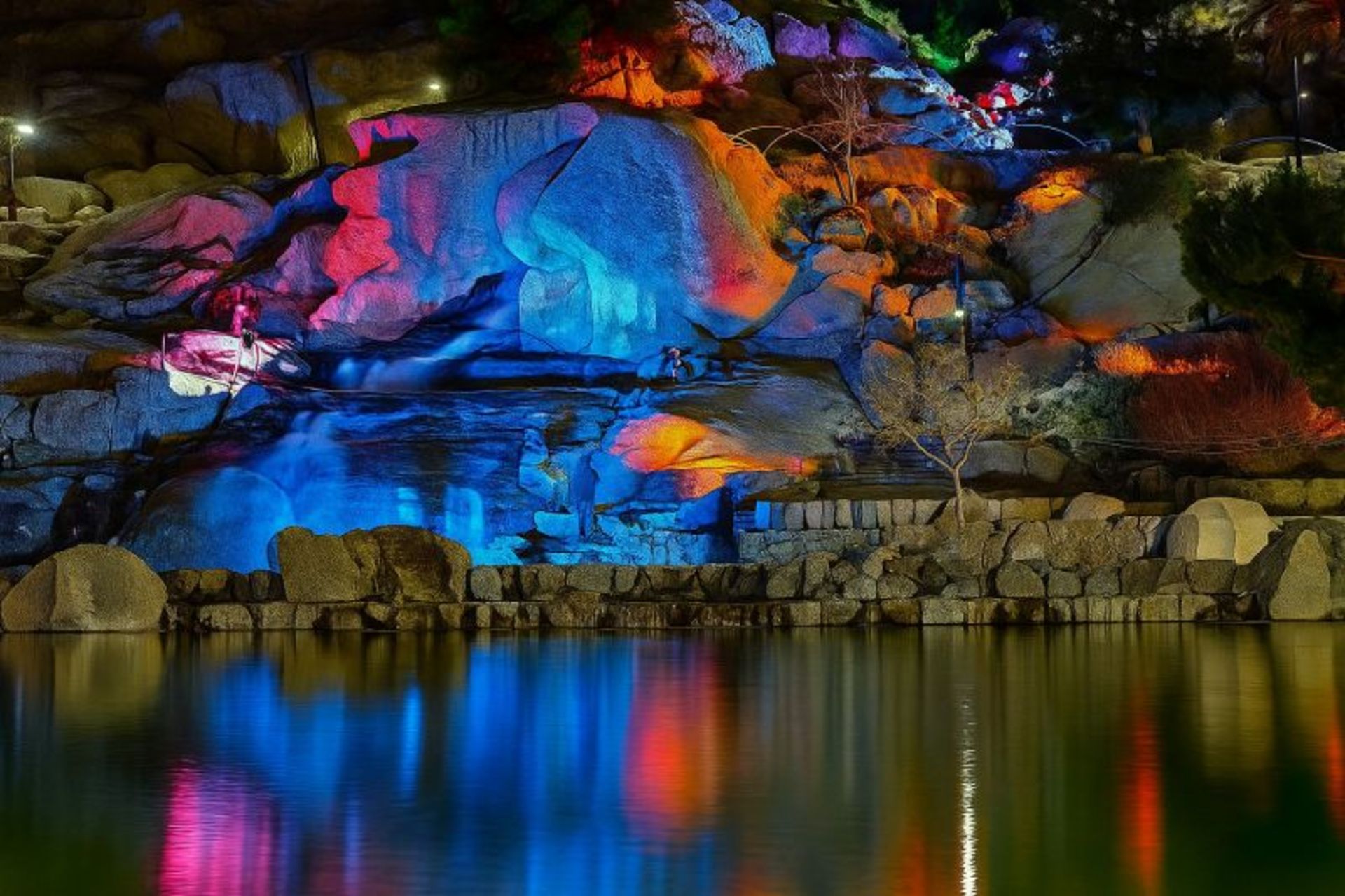 دریاچه مصنوعی کوهسنگی مشهد در نورپردازی شب