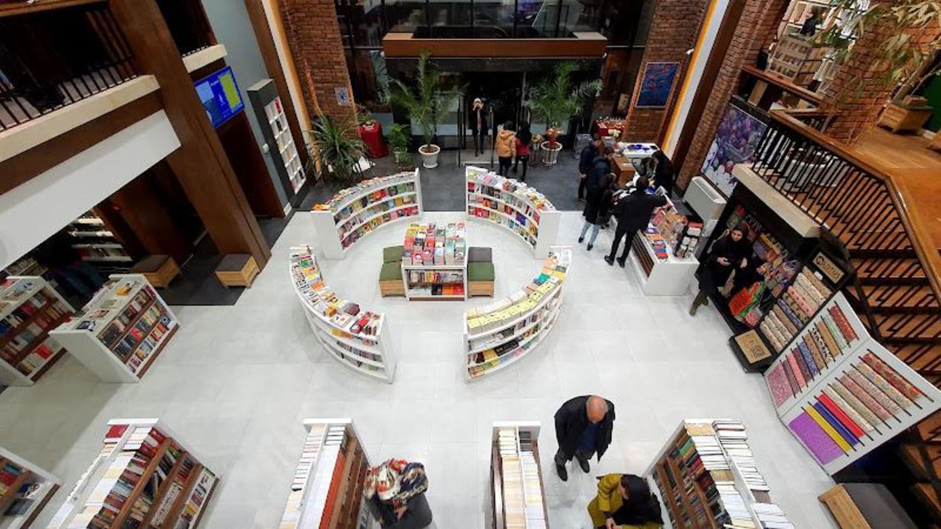 طبقه اول پردیس کتاب مشهد