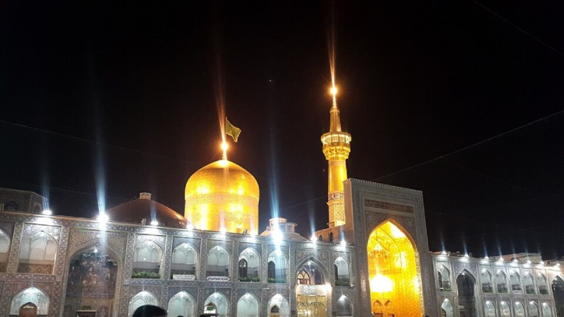 حرم امام رضا (ع) در شب