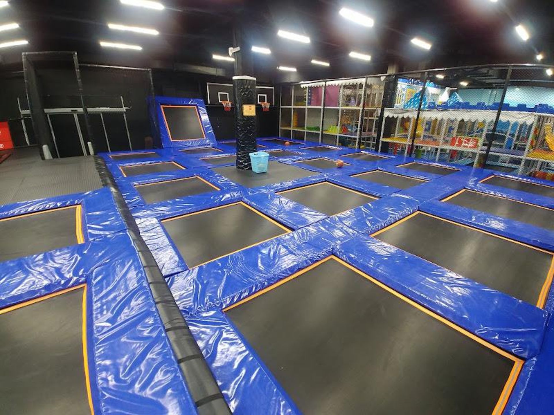 فضای داخلی هلیوم پارک مشهد