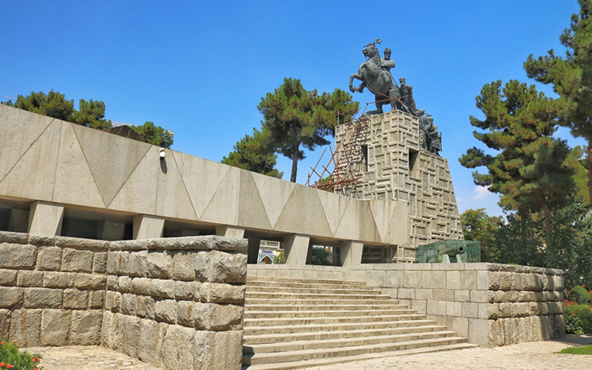 مجسمه سنگی در آرامگاه نادرشاه افشار