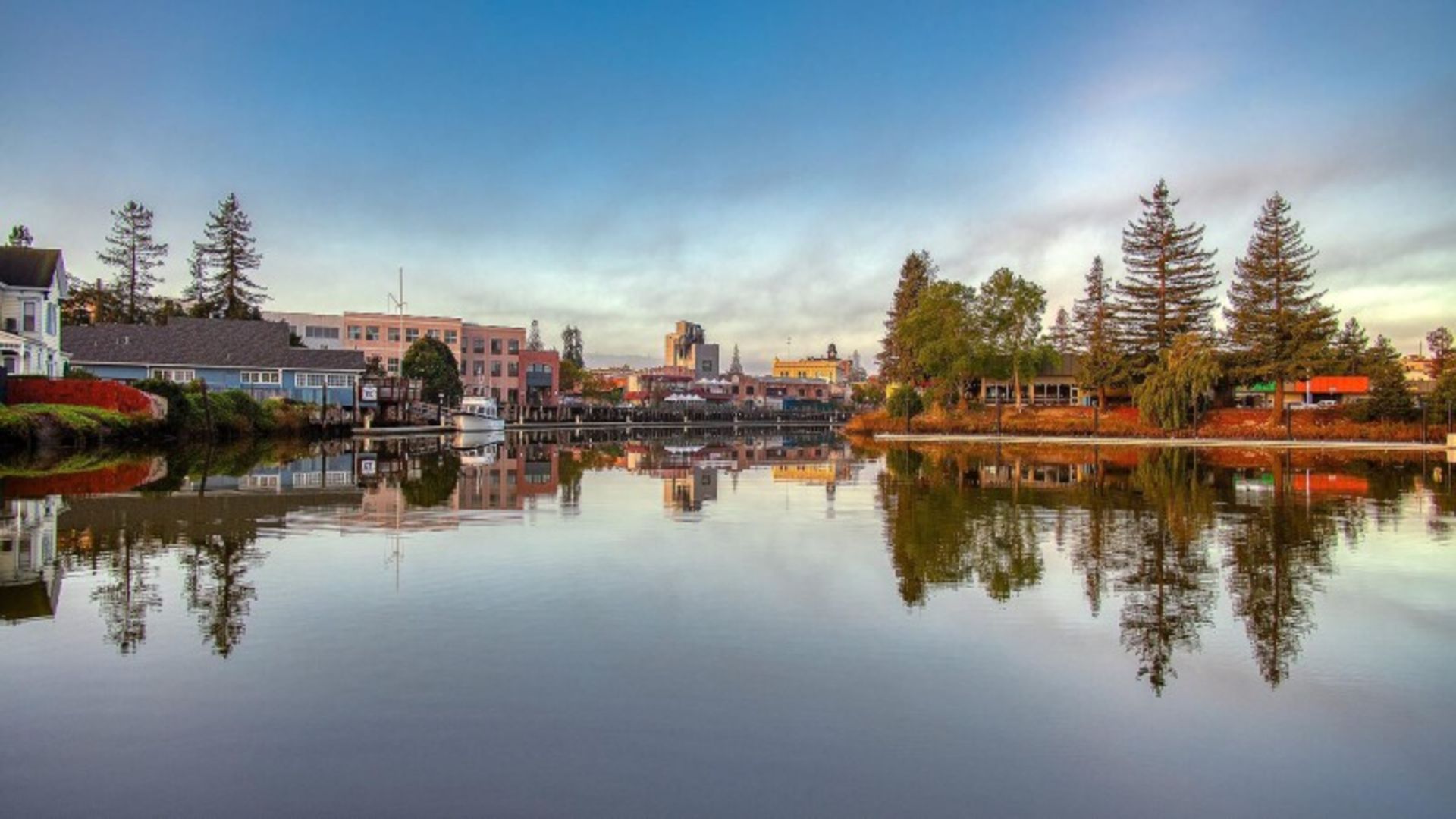 دریاچه در میان خانه های پتالوما 