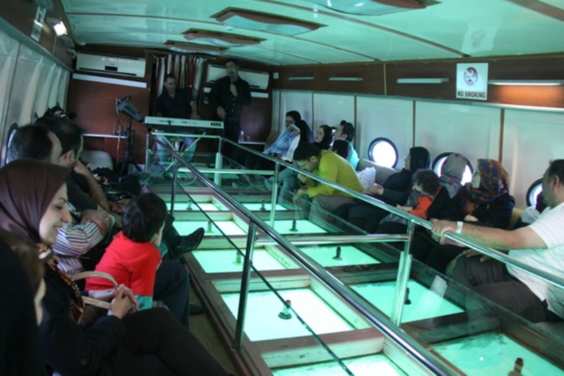 فضای داخلی کشتی آکواریوم با دور و کف شیشه ای