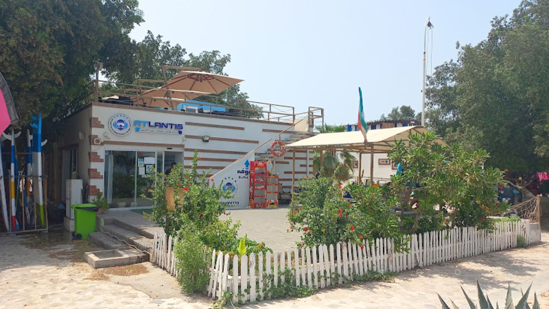 محوطه ورودی کلوپ آتلانتیس 