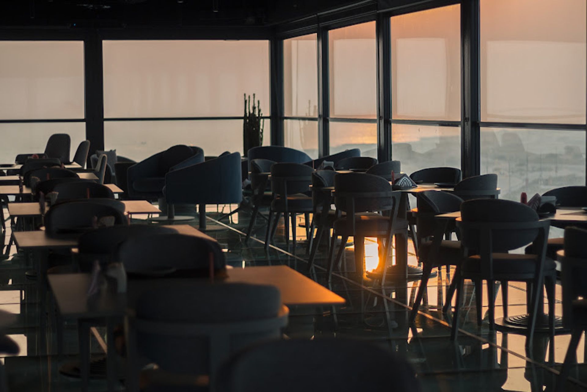  کافه رستوران لیمیا در غروب آفتاب