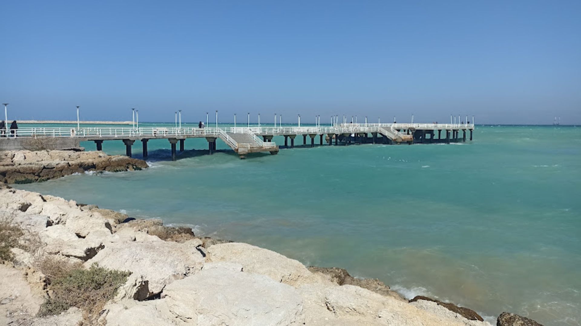 اسکله تفریحی میرمهنا در روز آفتابی