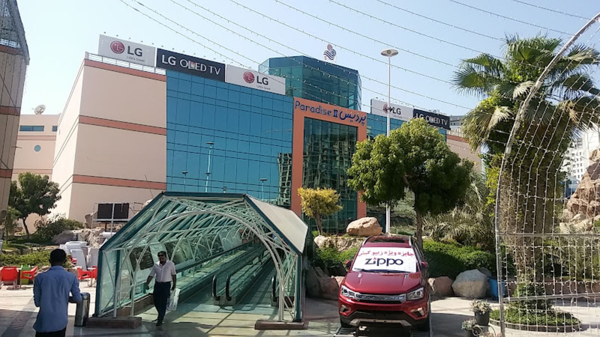 فضای بیرون بازار پردیس ۲ کیش 