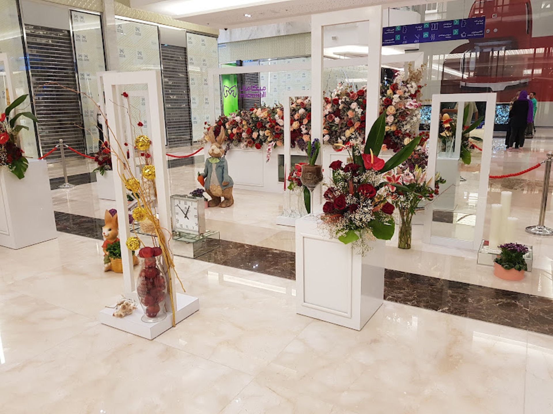 گل های رنگارنگ در ورودی مرکز خرید میکامال کیش