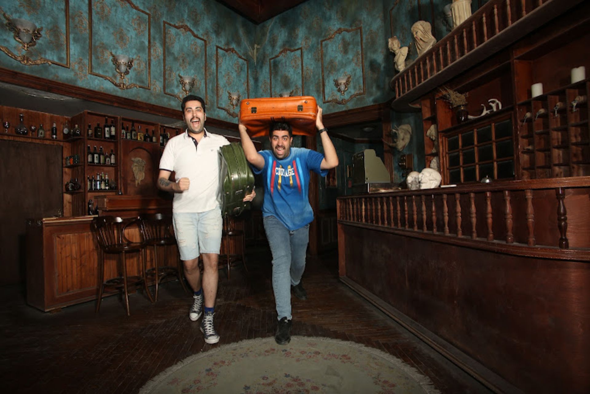 فضای داخلی هتل زامبی و مردان در حال فرار