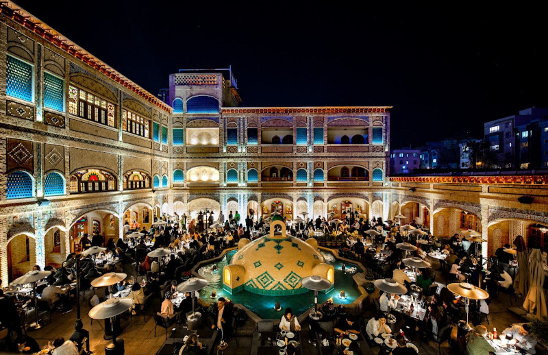 رستوران روباز هتل کاروانسرا گران میراث رشیدیه