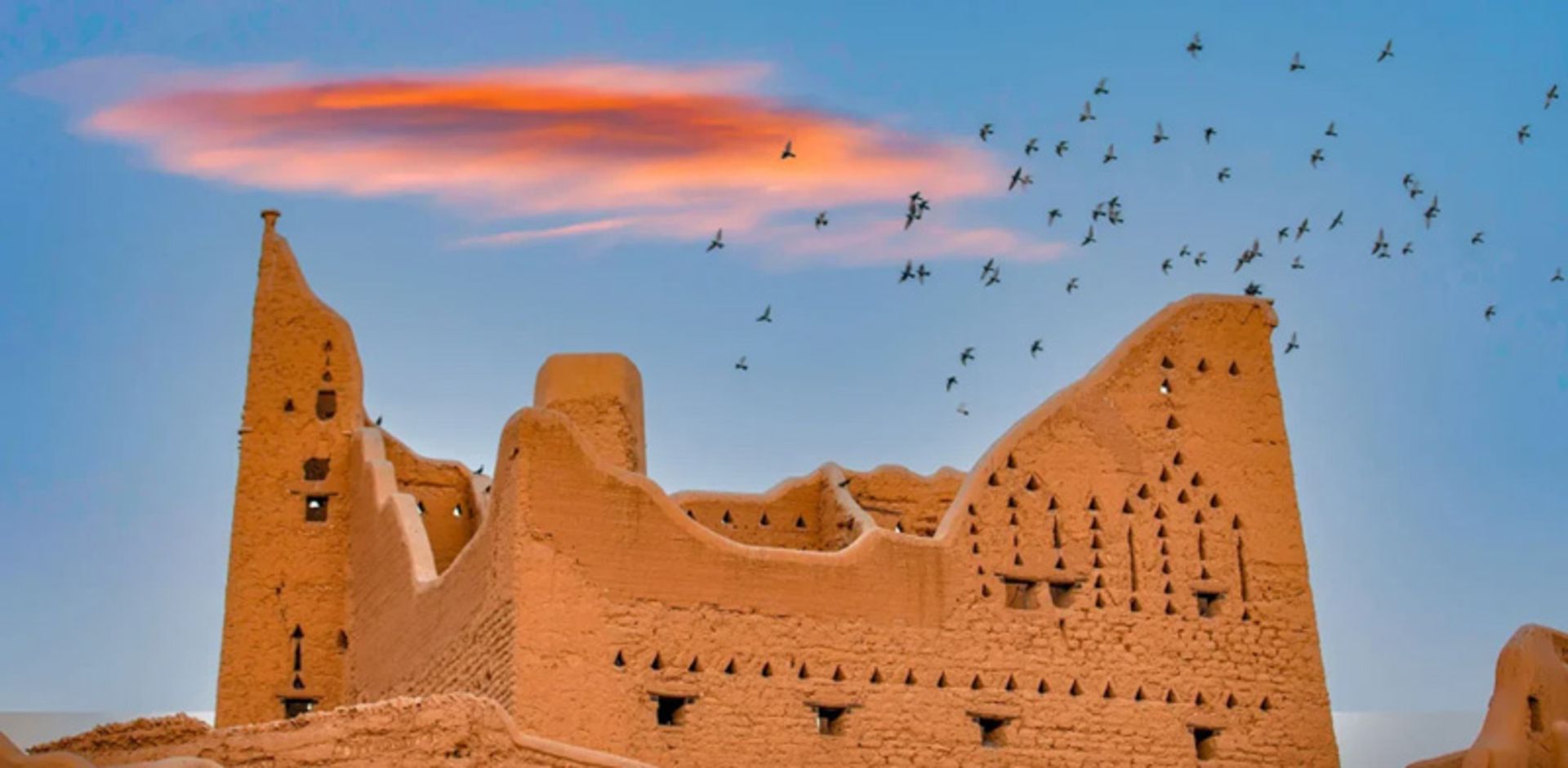 پرندگان بر فراز قلعه تاریخی دیریه