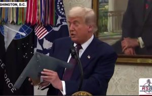 نمایش جنجالی ترامپ از ماکت بمب‌افکن‌های B-2 در حمله به ایران