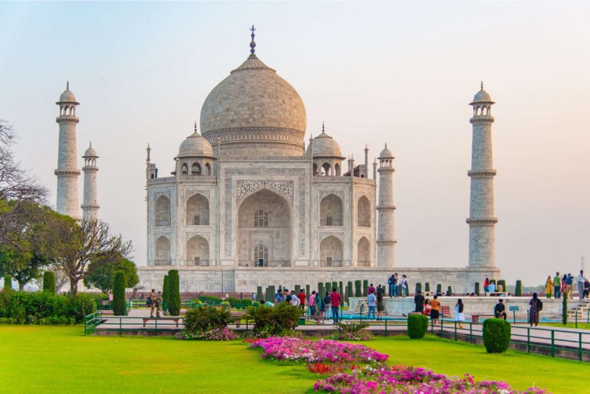 تاج مخل هند، فضای سبز و گل‌ها و بازدیدکنندگان