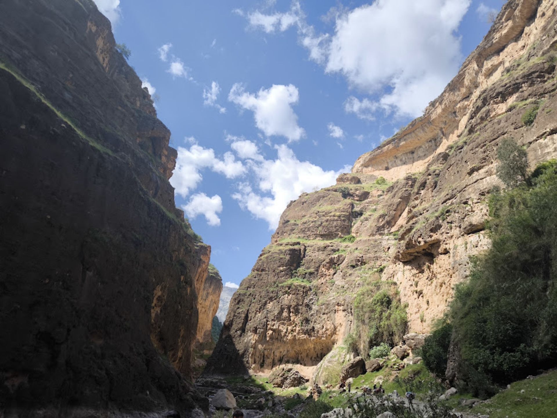 صخره های بلند تنگه زید و آسمان صاف 