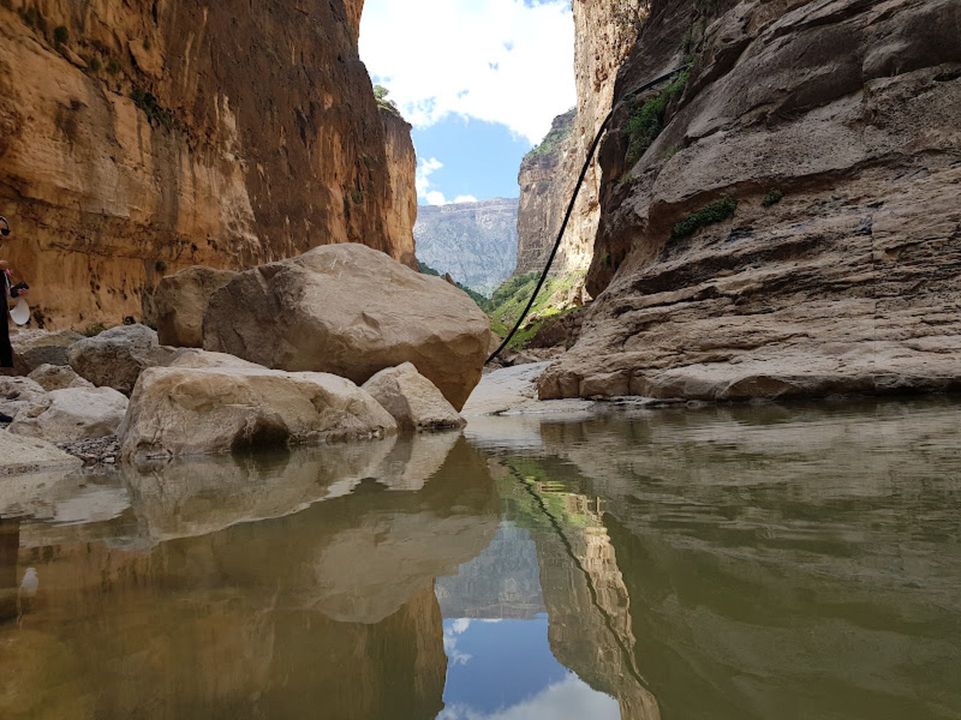 رودخانه جاری میان صخره های تنگه زرانگوش