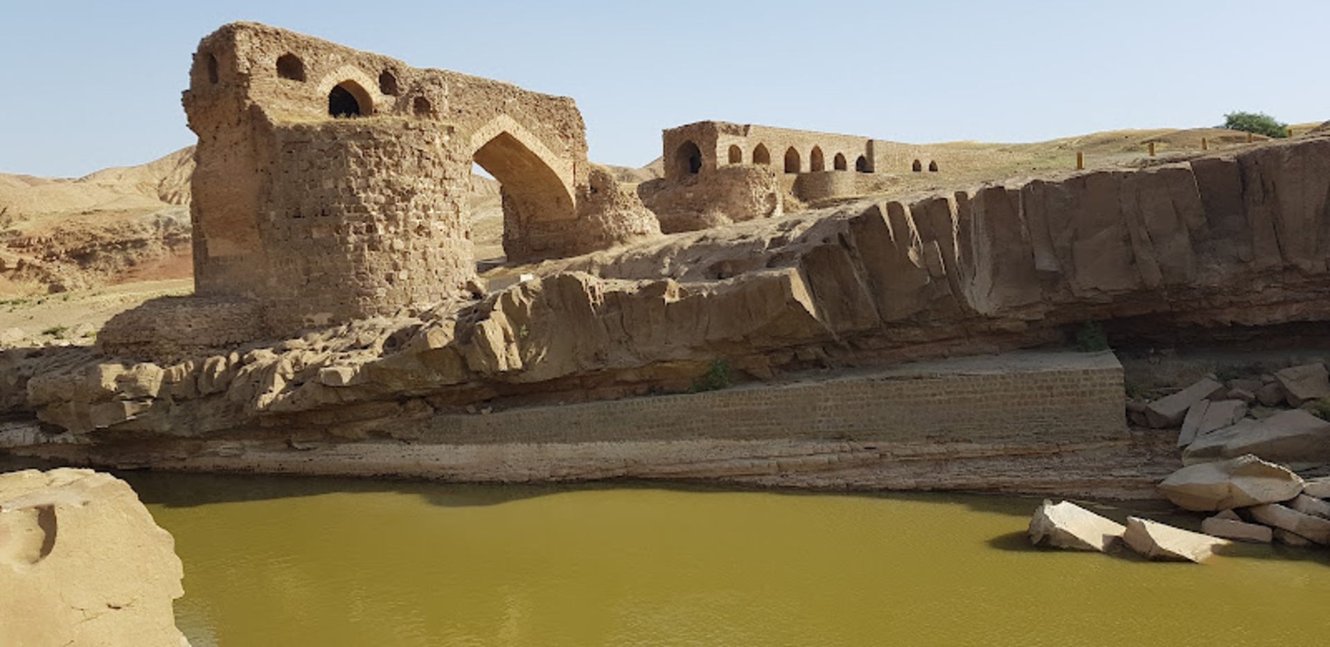 بقایای به جا مانده از پل گاومیشان 