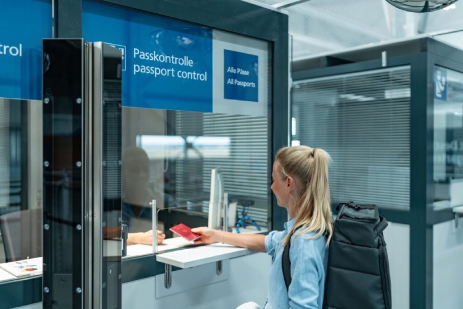 زنی با کوله پشتی در ایستگاه بازرسی گذرنامه