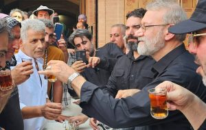 پذیرایی لاریجانی از زوار در یک موکب‌ + فیلم