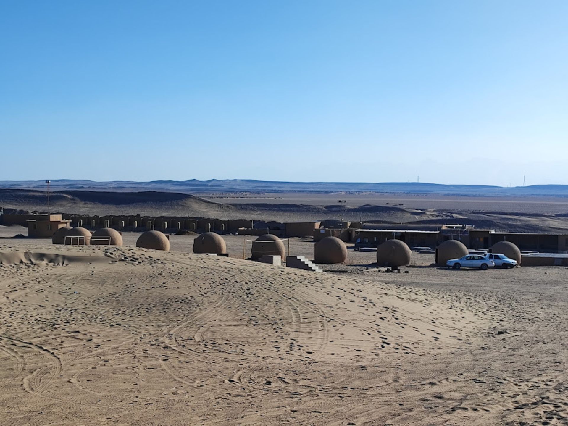 خانه های توپی شکل کاه گلی در کمپ کویری باران