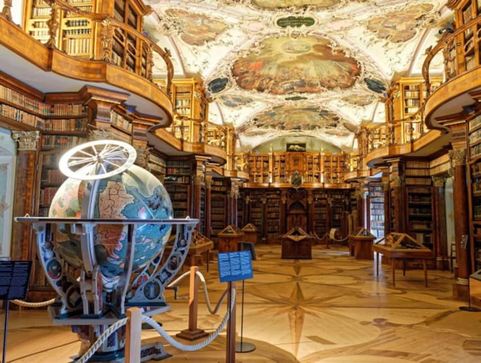 سقف نقاشی شده و کره جغرافیایی قرن شانزدهمی در کتابخانه صومعه سنت گالن، سوئیس