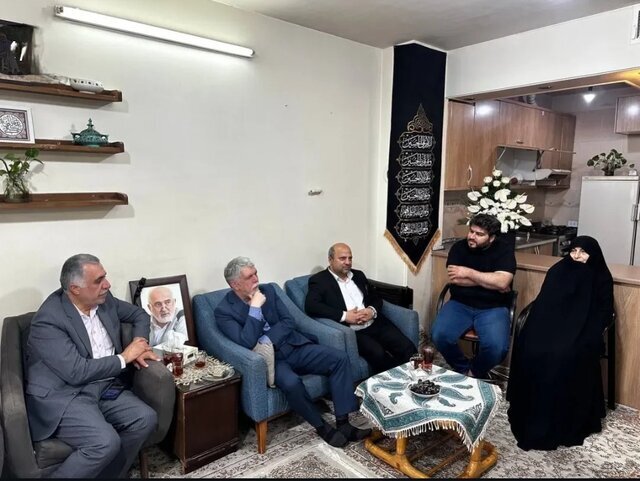 دیدار وزیر فرهنگ با محمدمهدی فرقانی و خانواده احمد توکلی در روز خبرنگار