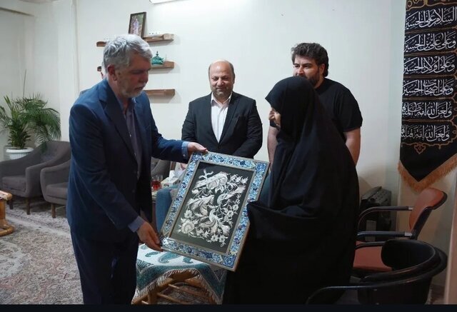 دیدار وزیر فرهنگ با محمدمهدی فرقانی و خانواده احمد توکلی در روز خبرنگار
