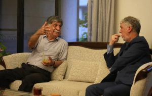 دیدار وزیر فرهنگ با محمدمهدی فرقانی و خانواده احمد توکلی در روز خبرنگار