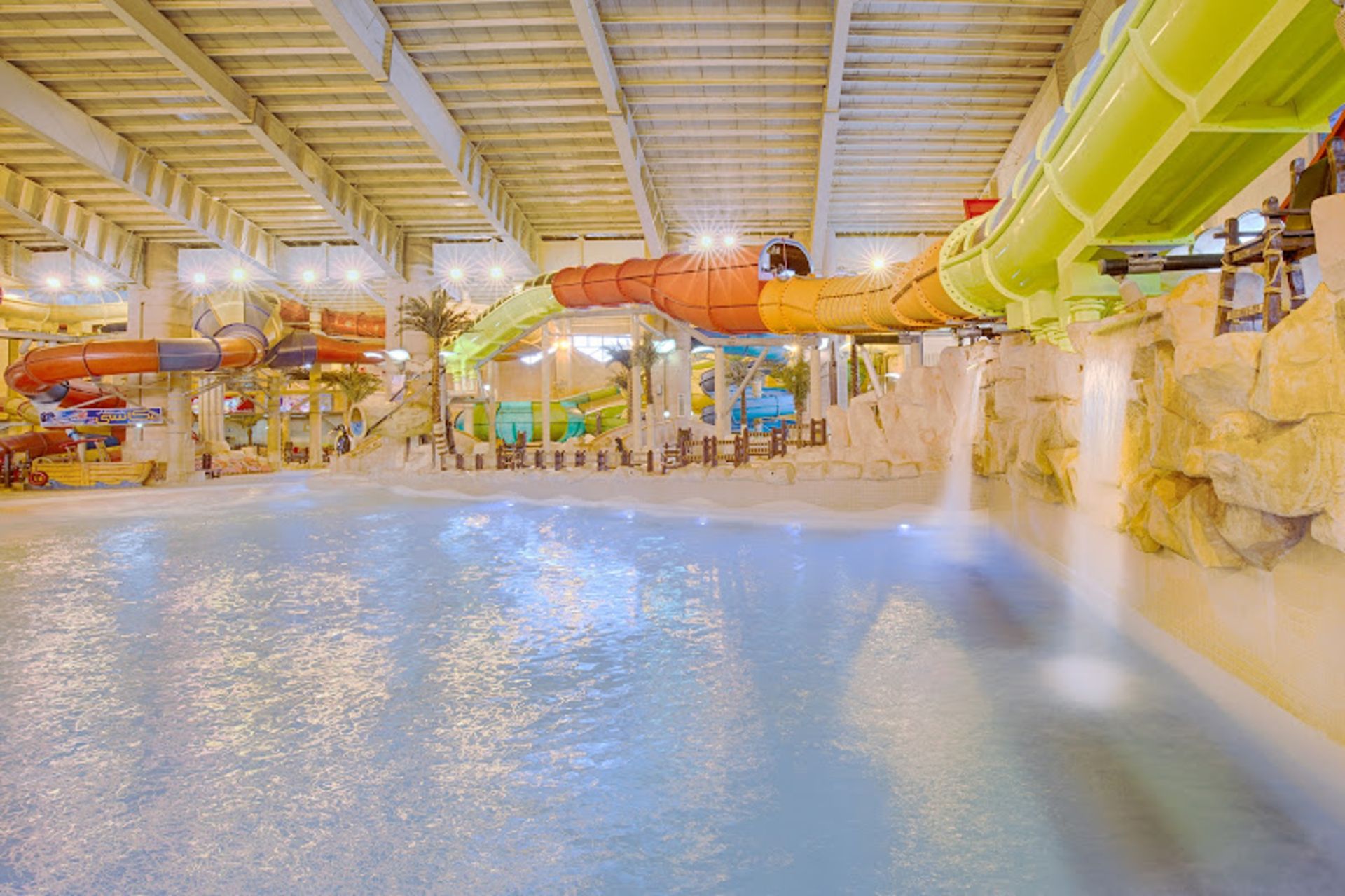 فضای تمیز سرزمین موج های آبی در مشهد