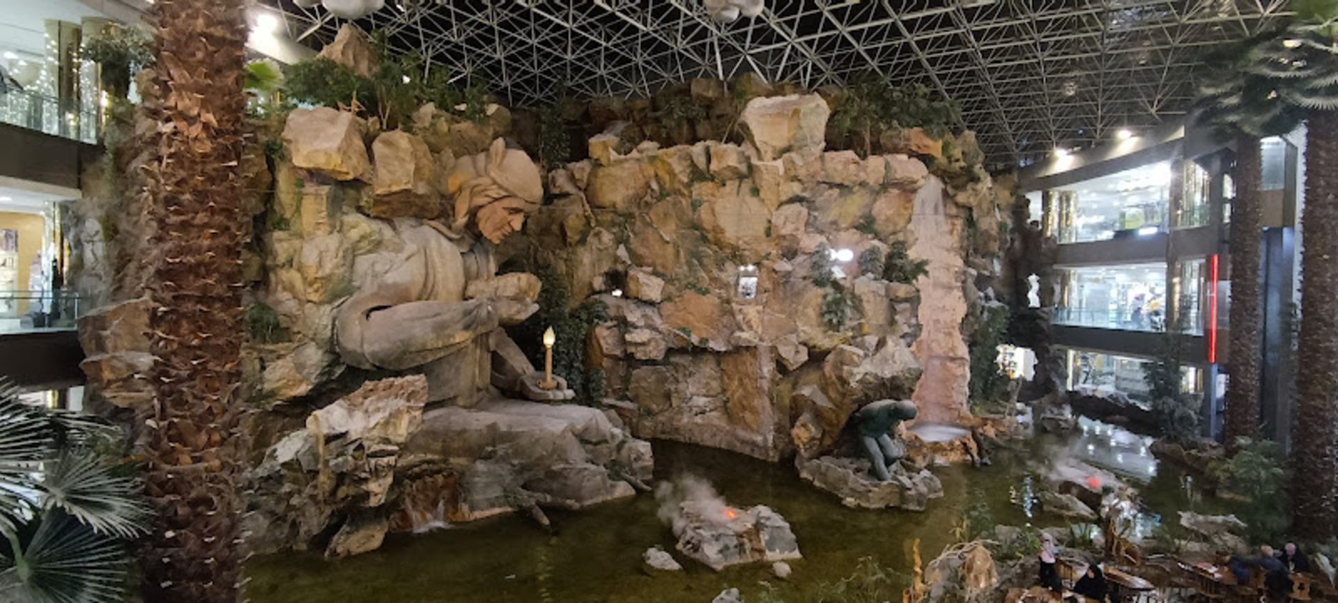 مجسمه و آبنمای وسط مرکز خرید آرمان