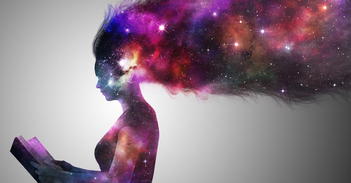 کتاب خواندن زن با موهای کهکشانی