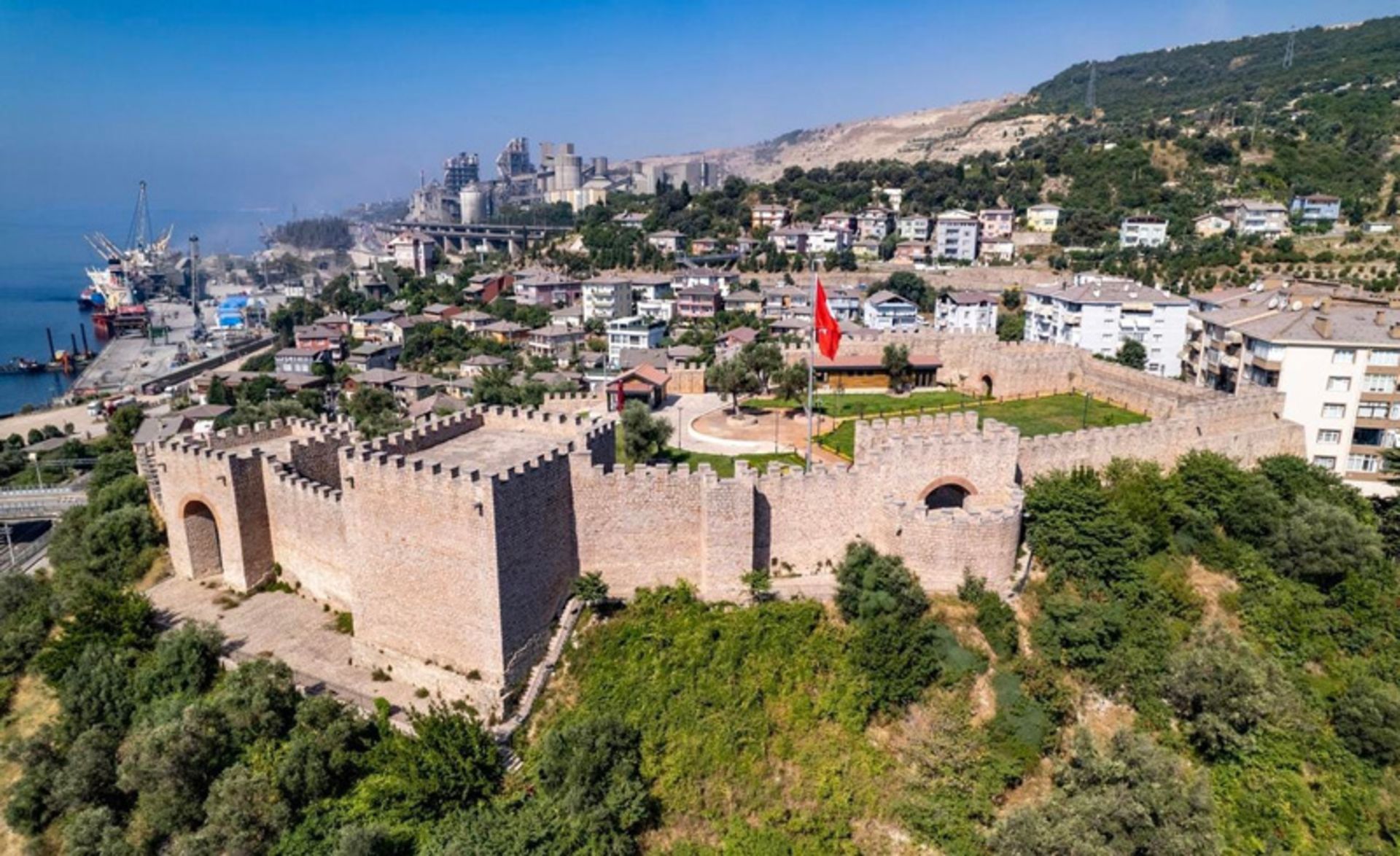 قلعه تاریخی در شهر ازمیت با پرچم ترکیه