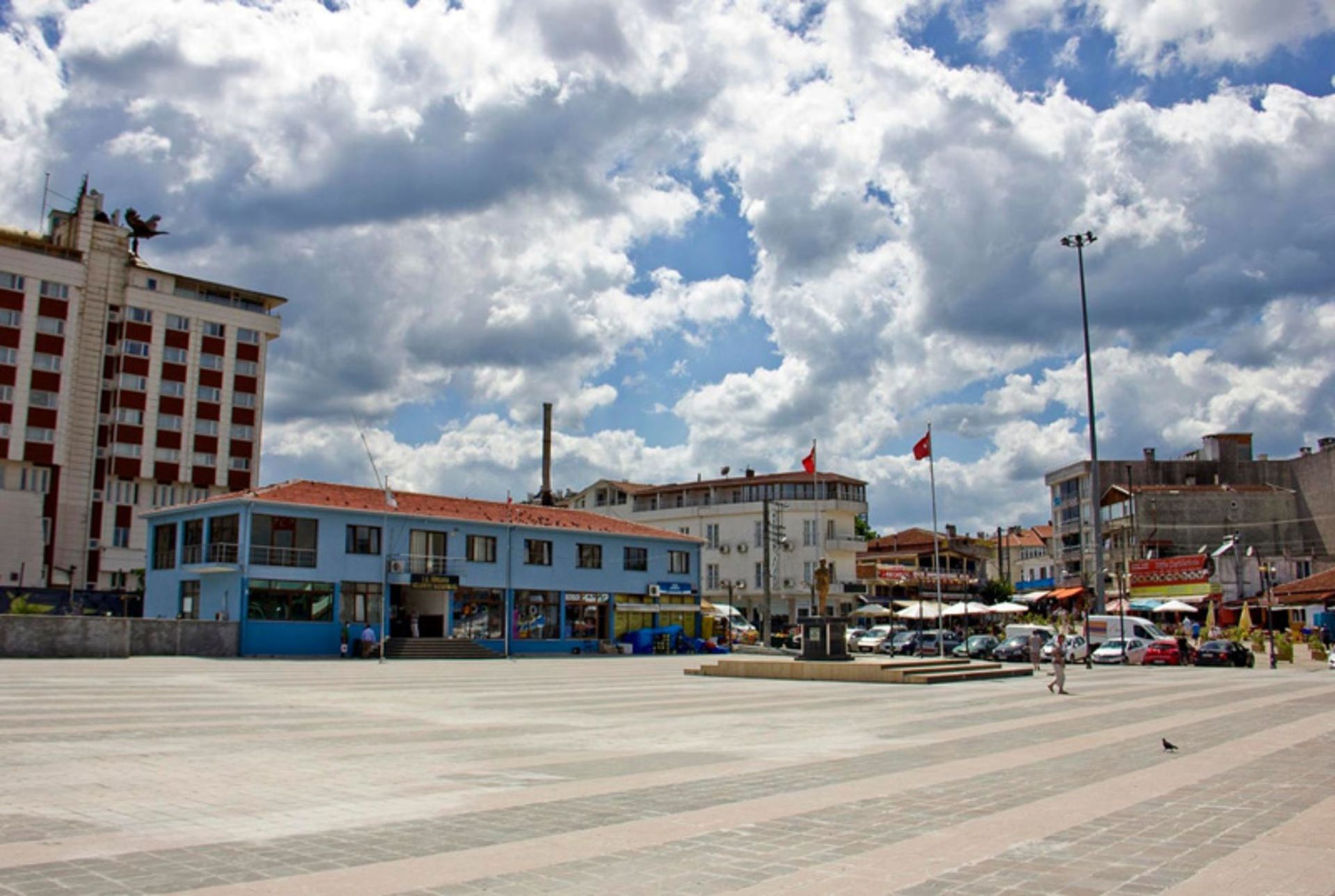 آسمان ابری و میدان شهر اینه آدا