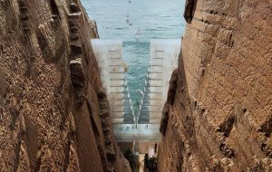 هتل مکعب یخی نئوم؛ شاهکار معلق بر فراز خلیج عقبه