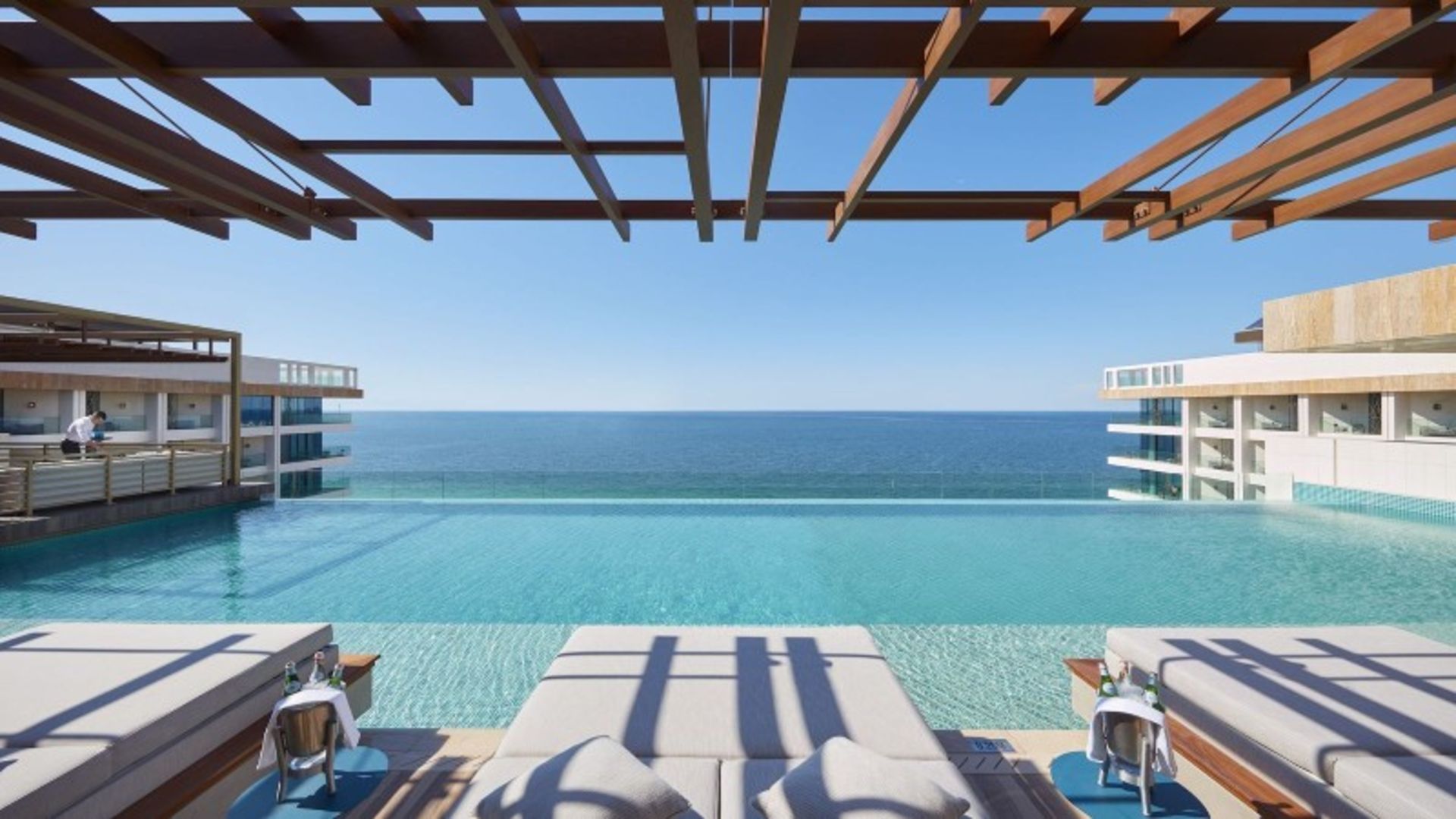 تخت های استخری و چشم انداز دریا در استخر روف تاپ هتل ماندارین اورینتال جمیرا