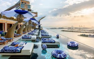 استخرهای روی ابر در دبی؛ آب‌تنی در آسمان!