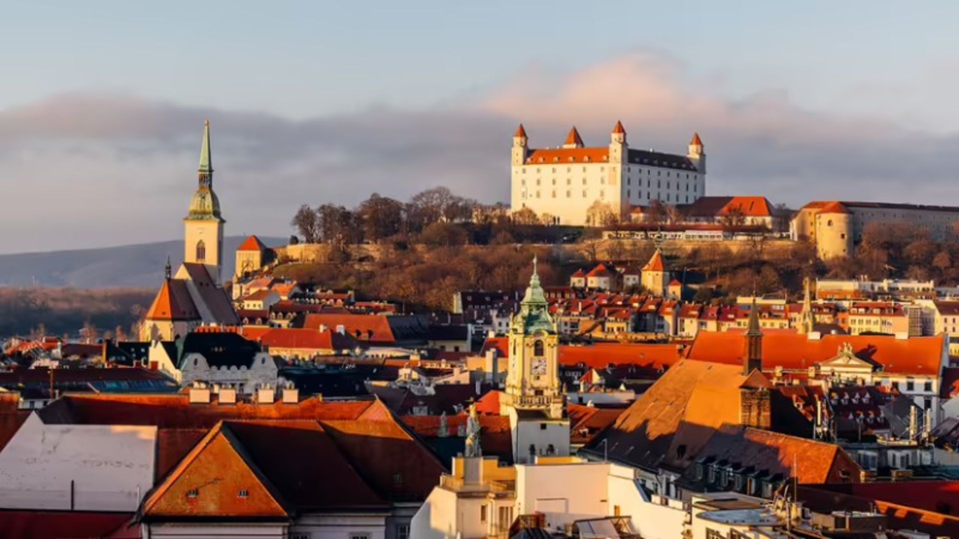 ساختمان های با شیروانی نارنجی در اسلواکی