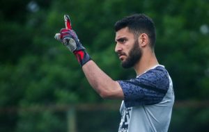 عکس | آتش‌سوزی خودروی دروازه‌بان داماش در تمرین؛ ماشینم صفر کیلومتر بود!