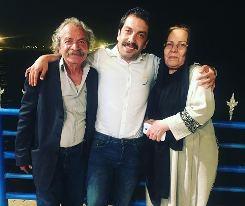 عباس جمشیدی فر همراه با مادر و پدر