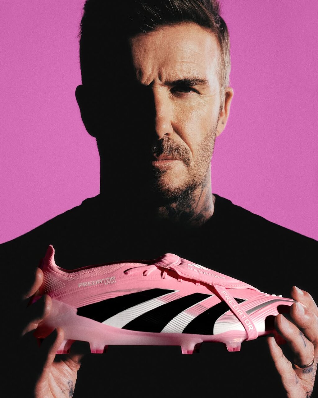 عکس | دیوید بکام و رونمایی از کفش‌های صورتی آدیداس