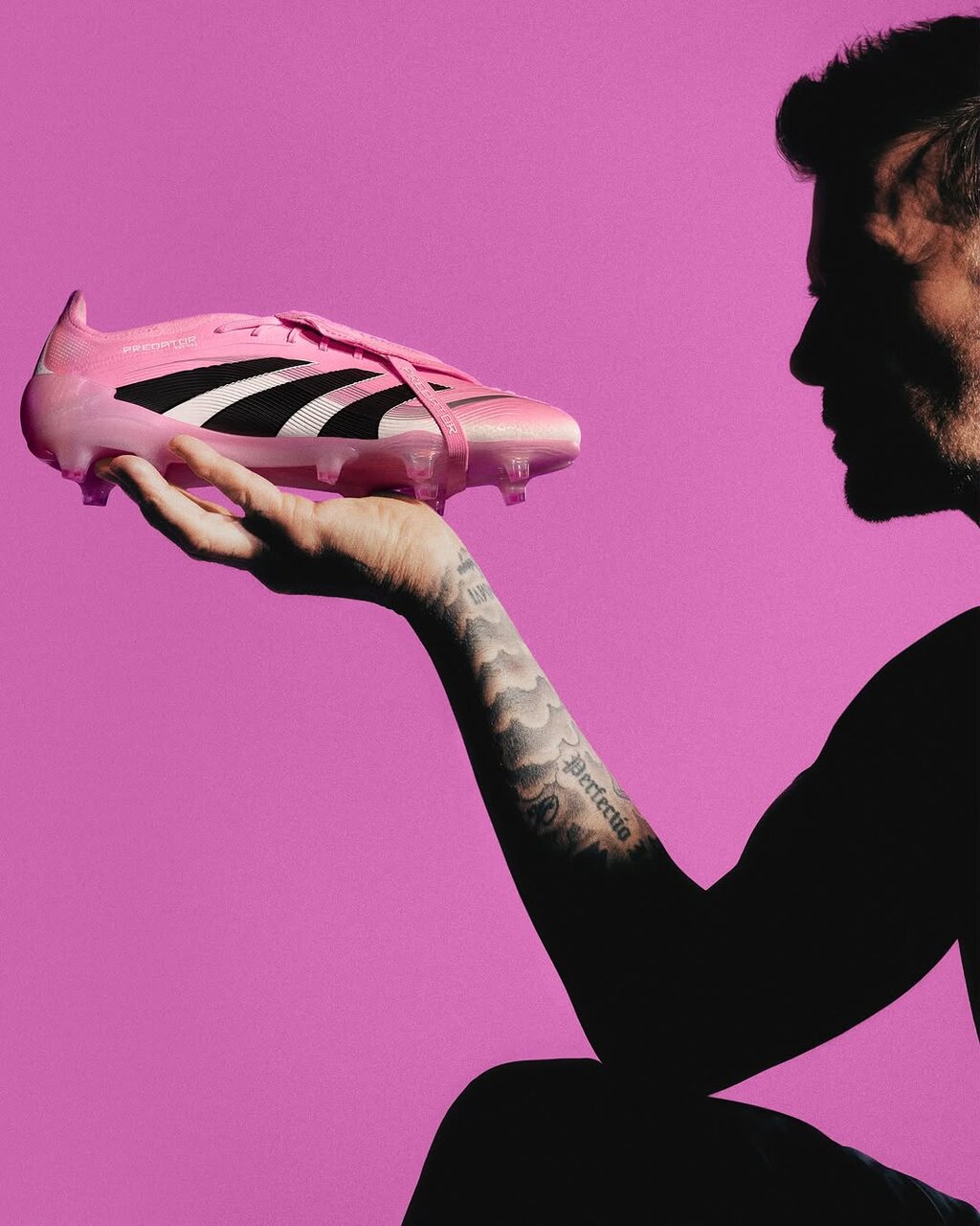 عکس | دیوید بکام و رونمایی از کفش‌های صورتی آدیداس