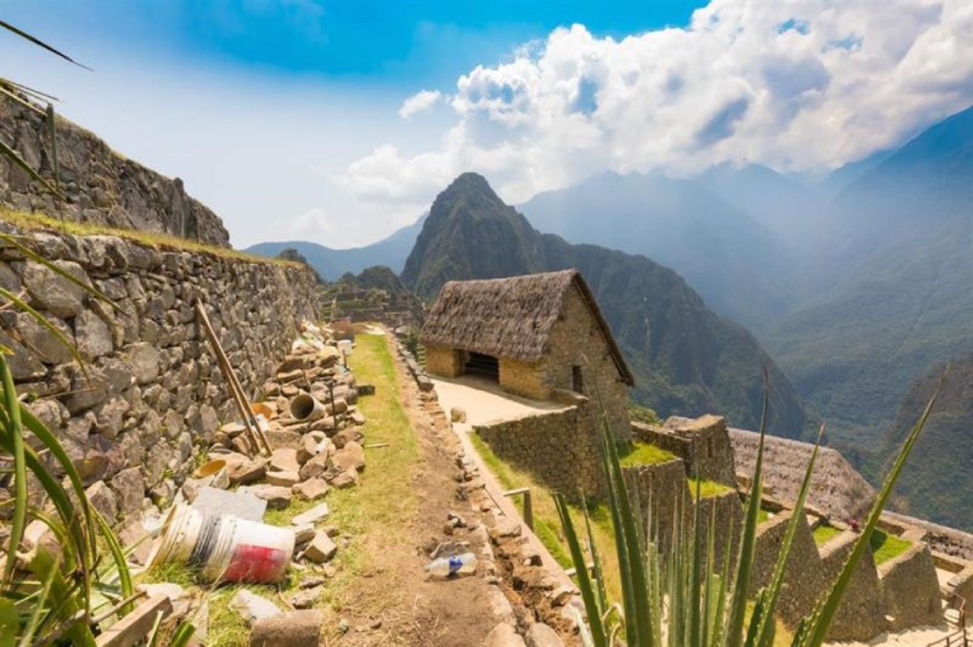 زباله ها در شهر باستانی ماچو پیچو 