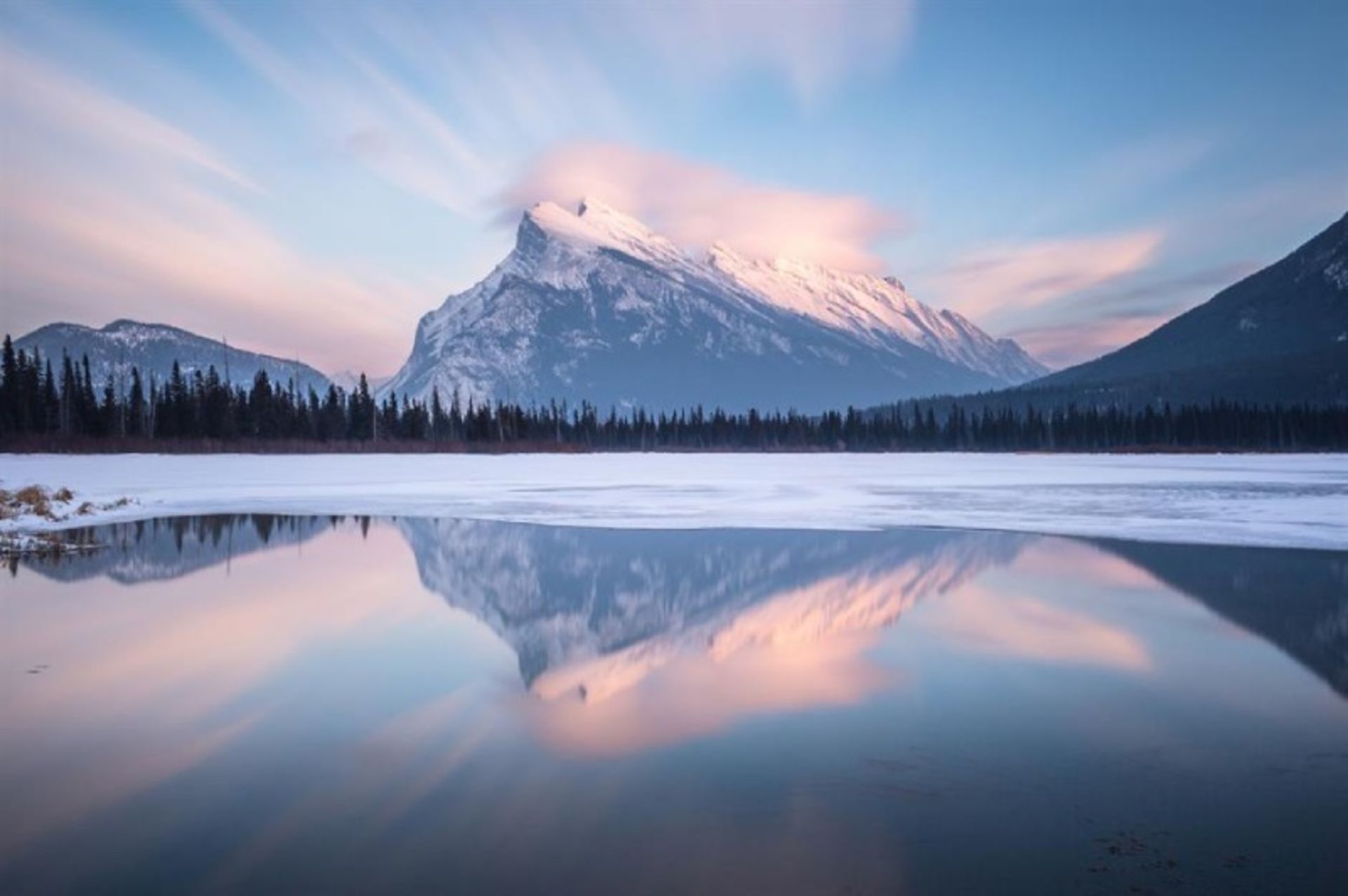 انعکاس طبیعت در دریاچه‌ ورمیلیون آلبرتا