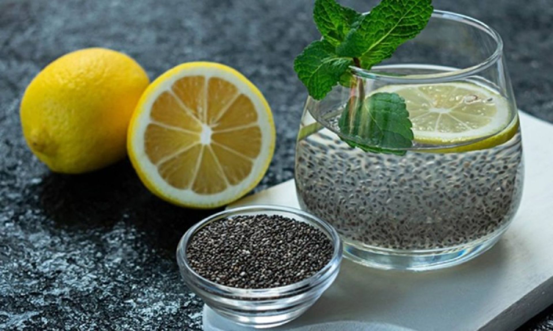 یک لیوان تخم شربتی با حلقه لیمو ترش و نعناع