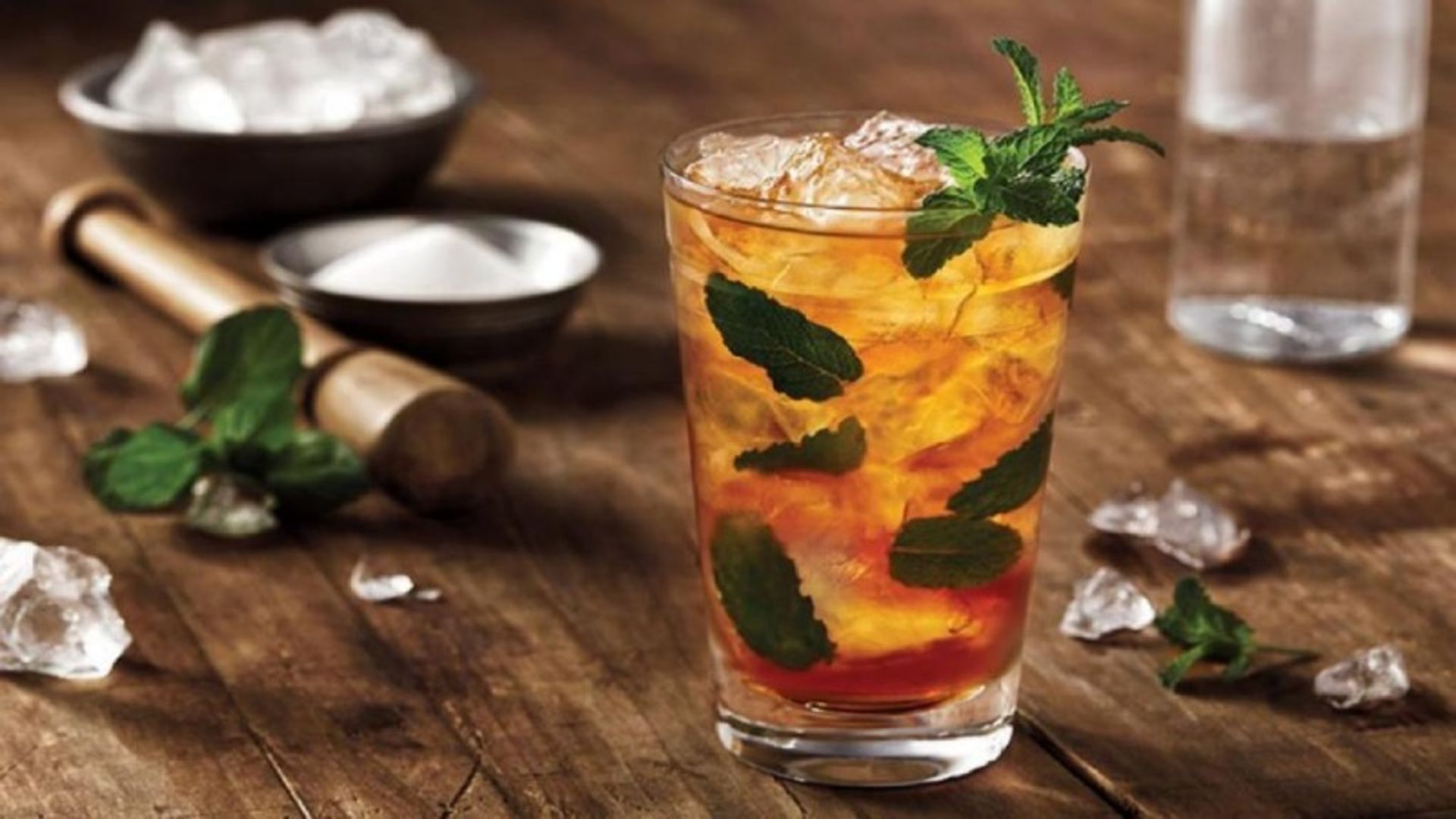 یک لیوان شربت سکنجبین نعناع همراه با یخ