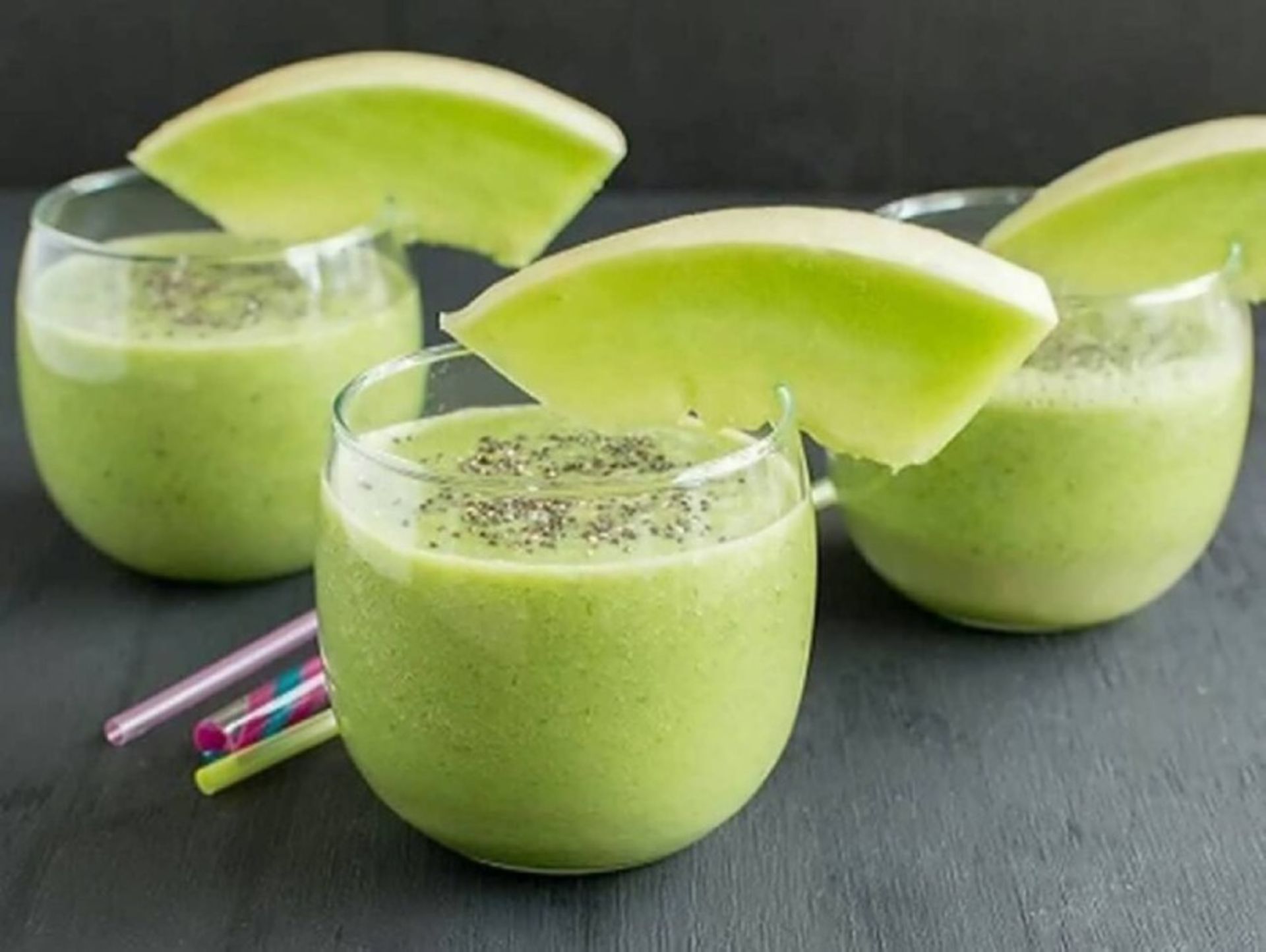 سه لیوان میلک شیک طالبی با قاچ طالبی