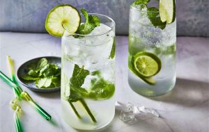 ۱۰ تا از بهترین نوشیدنی‌های سرد برای روزهای داغ تابستان!