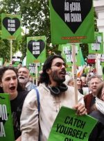 هواداران نی‌کاپ با پرچم فلسطین جلوی دادگاه حاضر شد