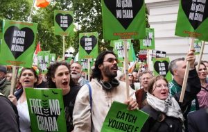 هواداران نی‌کاپ با پرچم فلسطین جلوی دادگاه حاضر شد